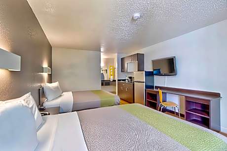 2 Queen Beds | Smoking, Kitchen