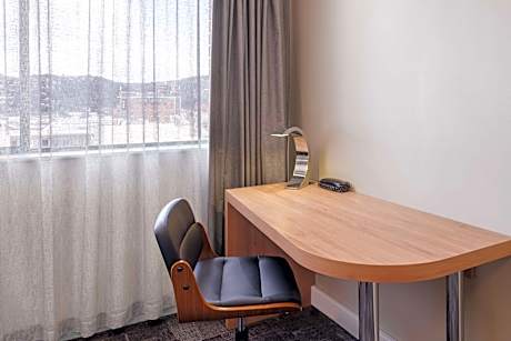 1 King Bed, Non-Smoking, Deluxe Room, Bathtub, Wi-Fi, Lcd Television, Mini Bar