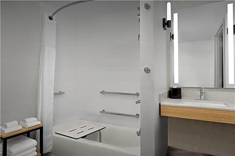2 Queen Mobility Accessible W/Bathtub