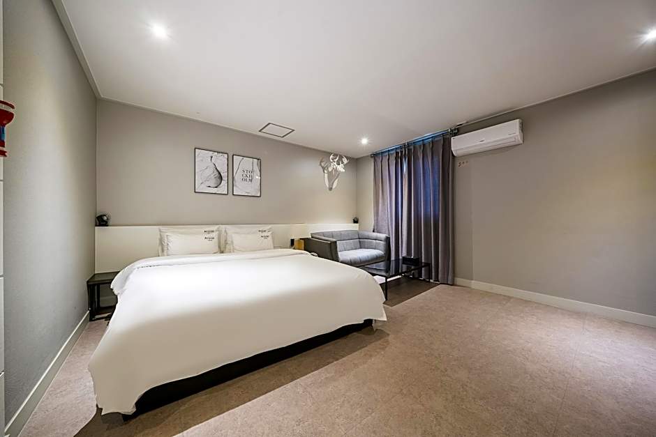 almond hotel Gupo station