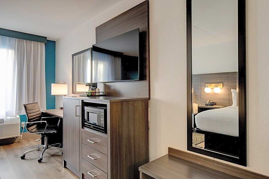 La Quinta Inn & Suites by Wyndham Maingate Fort Jackson