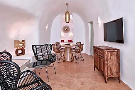 Honeymoon Suite with Hot Tub and Caldera View