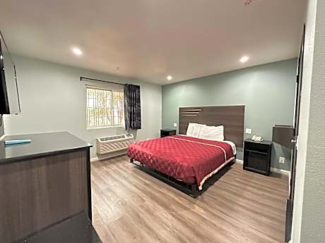 King Room with Bath Tub - Mobility/Hearing Accessible - Non-Smoking