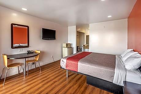 1 Queen Bed | Mobil Access Tub Nsmk Micfridg