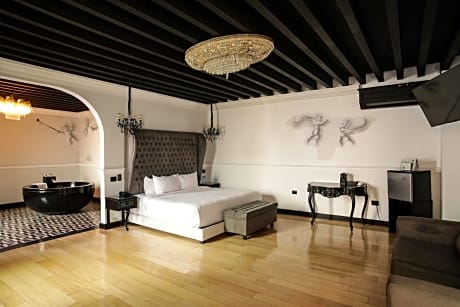 Deluxe King Suite