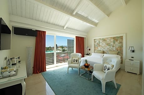 King Suite with Pool View