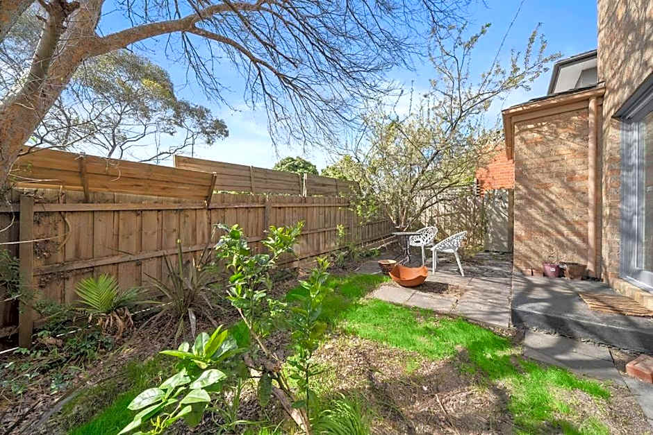 Doncaster East Home walking to shops restaurants