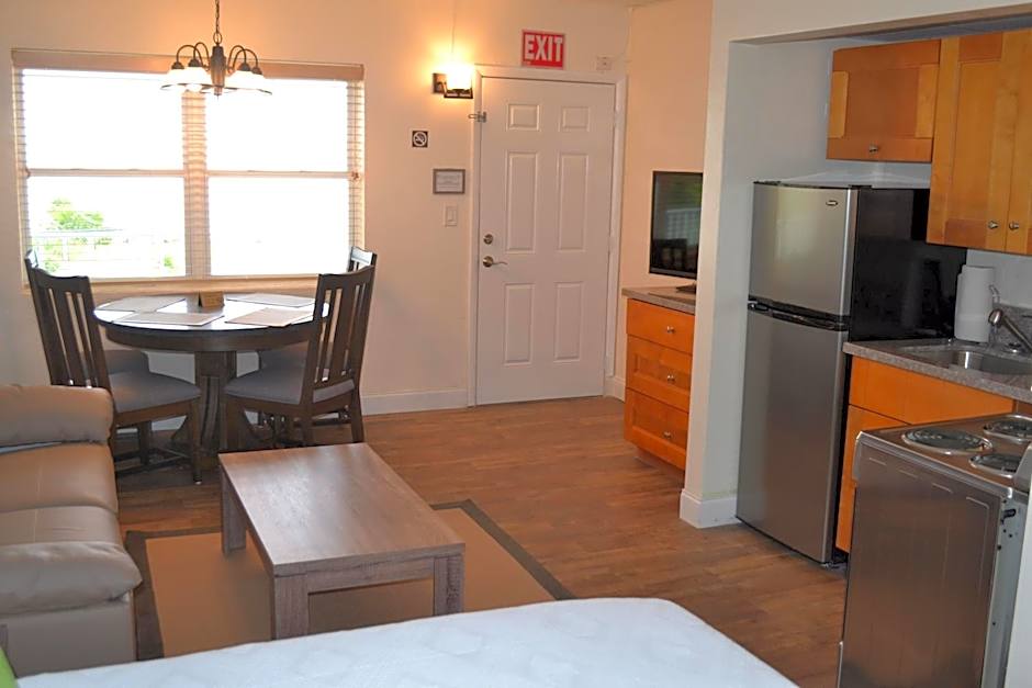 Captain Pips at Knights Key Inn