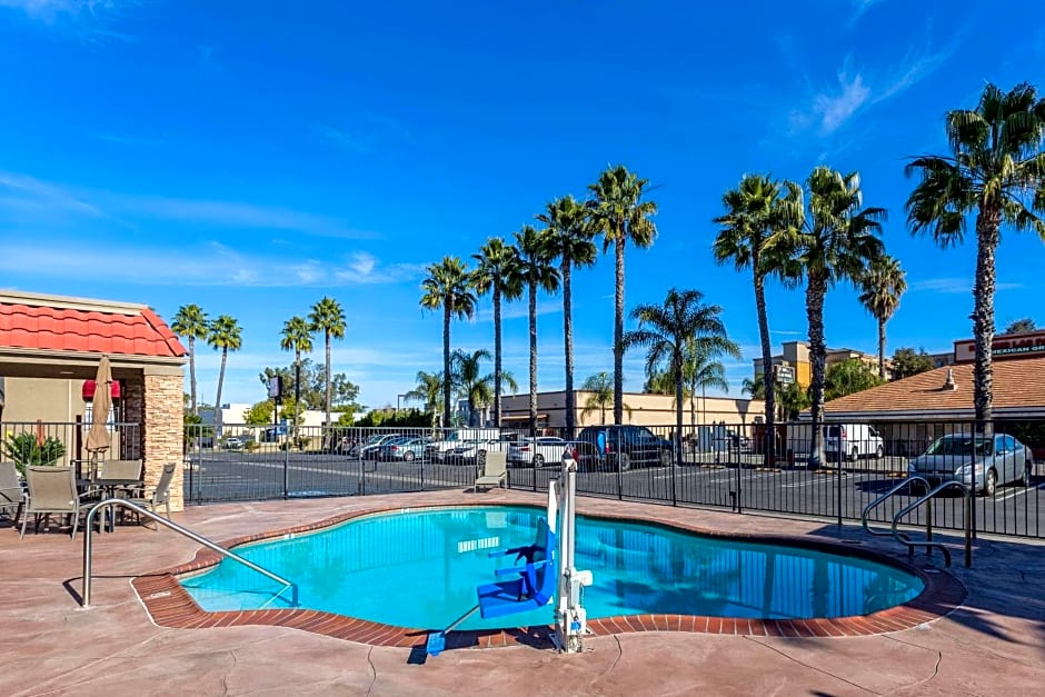 Econo Lodge Inn & Suites Escondido