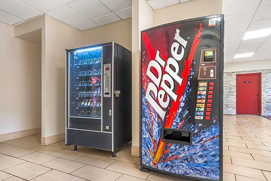 HomeTowne Studios by Red Roof Montgomery - Midtown