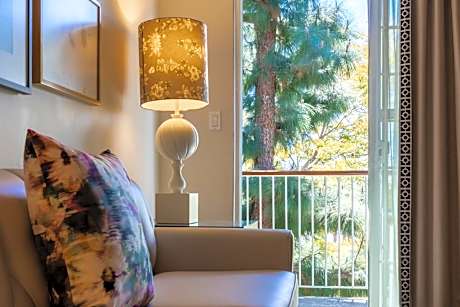 Premier 2 Queens Suite with Balcony