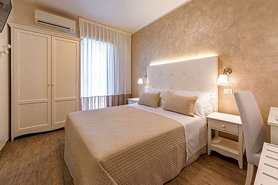 Hotel Soraya - Spiaggia Sawasdee with Beach, Restaurant & Parking