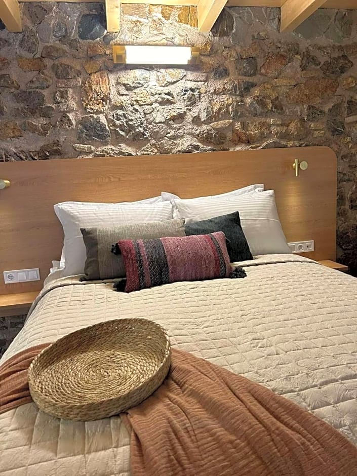 Living Yard Acropolis