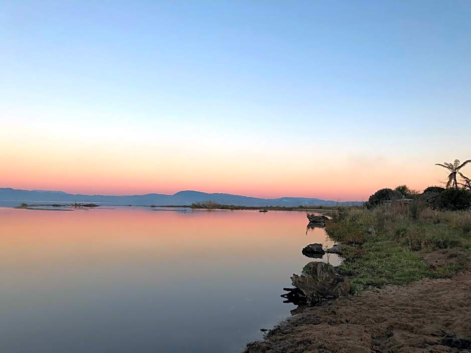Jack & Di's Lakefront Motel
