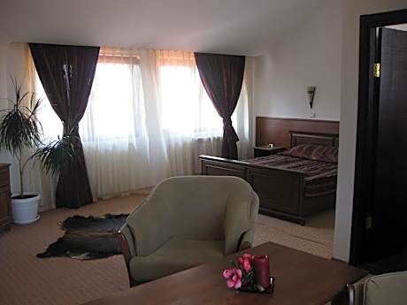 Family Suite (2 Adults + 2 Children)
