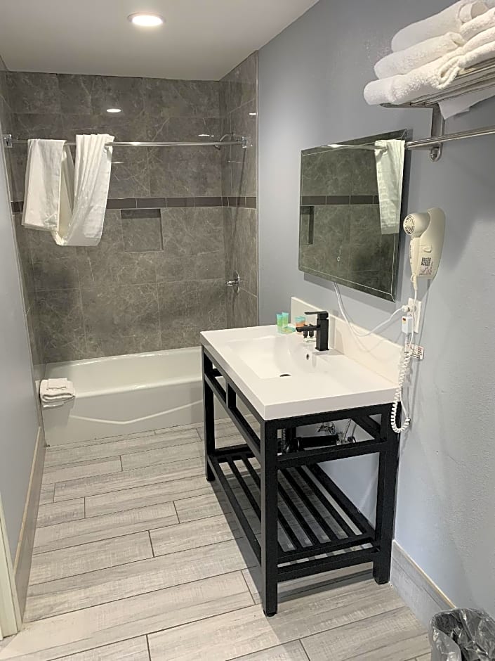 Willow Tree Inn & Suites