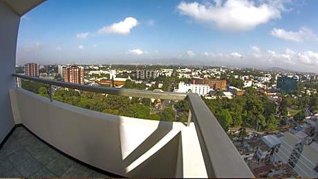 1 King Standard High Floor