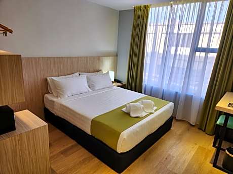 Standard Queen Room
