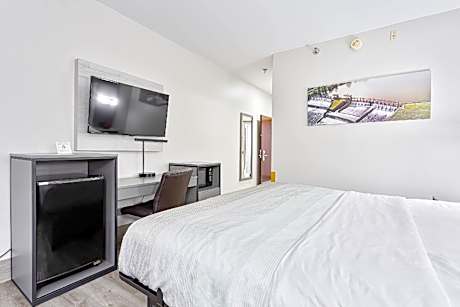 1 King Bed Nonsmoking Accessible