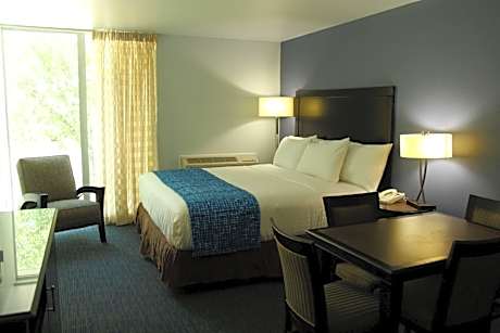 Travelodge by Wyndham Water's Edge Hotel - Racine