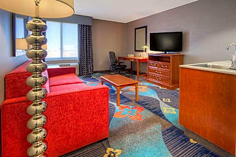 1 King Bed 1 Bdrm Suite W/ Sofabed Nonsmoking Hdtv/free Wi-fi/living Room/ Hot Breakfast Included