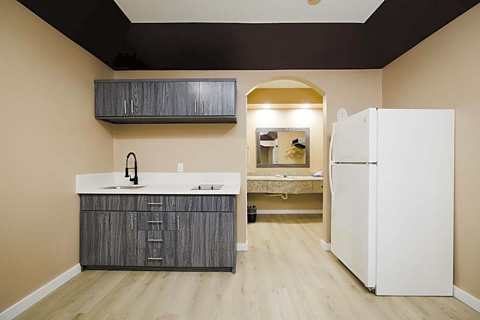 Sapphire Inn & Suites