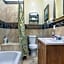 Modern 4BR Penthouse in Downtown by Hosteeva
