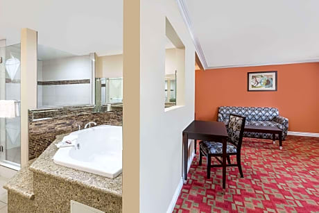 1 King Bed Suite Non-Smoking