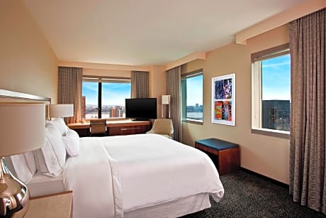 Deluxe Corner King, Larger Guest room, 1 King, City view
