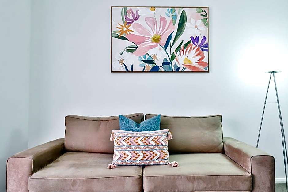 Indulge Apartments - Ontario