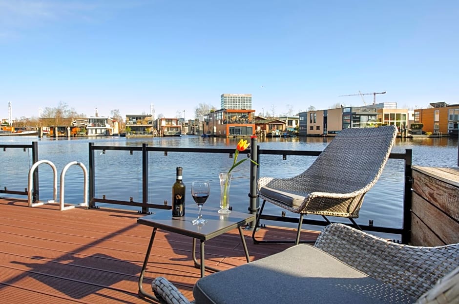 Houseboat studio with canalview and free bikes