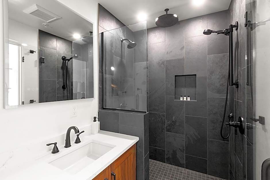 Horsefeathers Hotel
