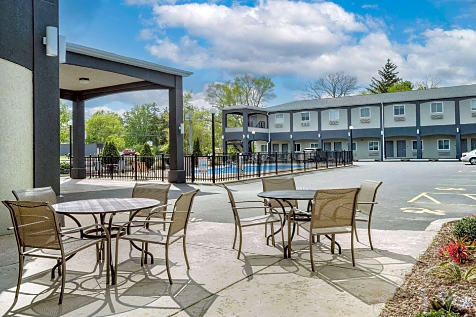 Days Inn & Suites by Wyndham Niagara Falls/Buffalo