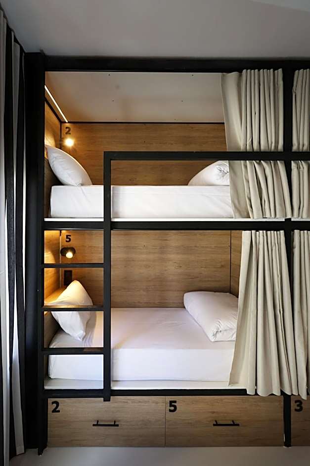 BLACK AND WHITE Hostel Palamós