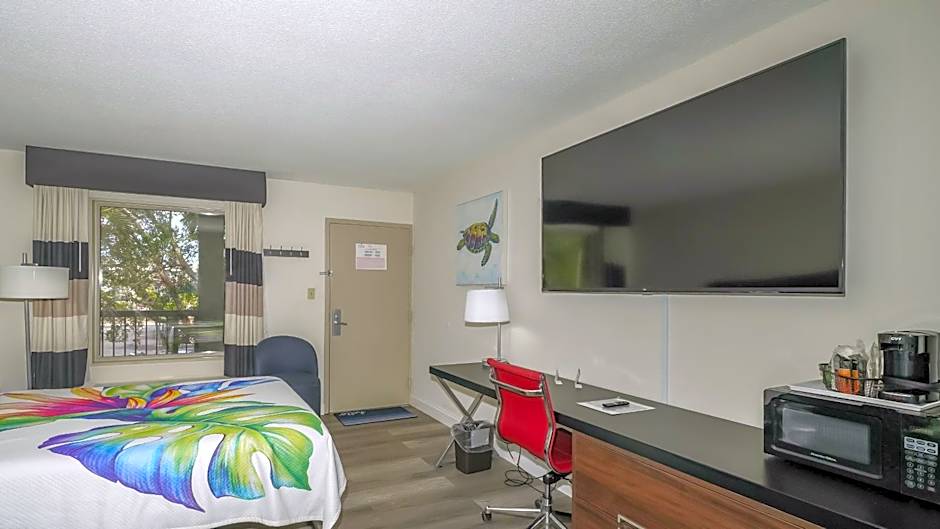 All-New, Private, Huge TV, Heated Pool, Tiki Bar