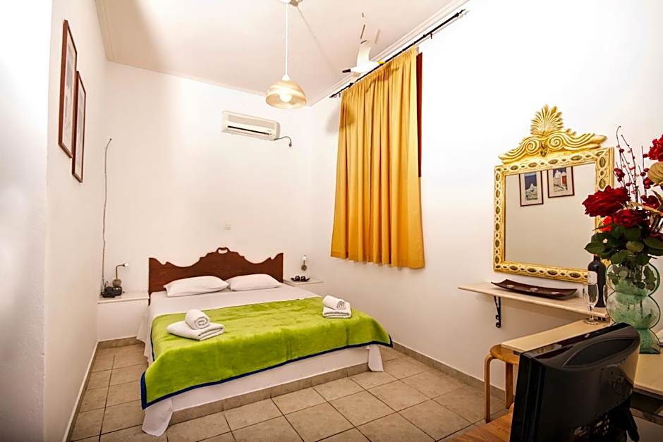 Birds Villa Apartments with Heated Pool - Including Car and Breakfast