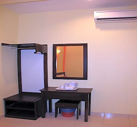 Deluxe with Window
