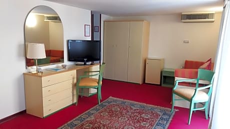Junior Suite with Lateral Sea View