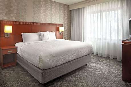 One Bedroom Suite King with Bathtub - Mobility Accessible