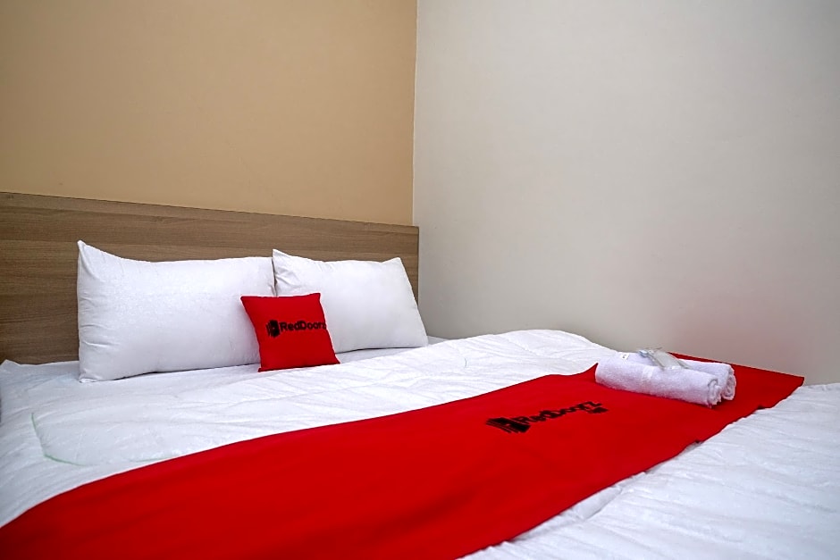 RedDoorz Plus near UMS Solo 2