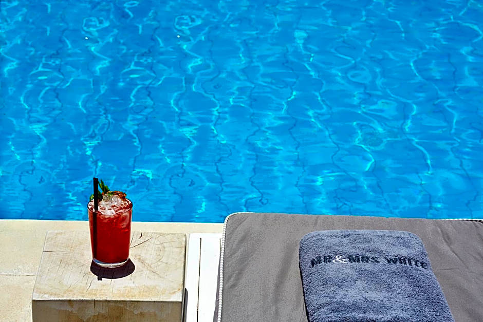 Mr and Mrs White Paros