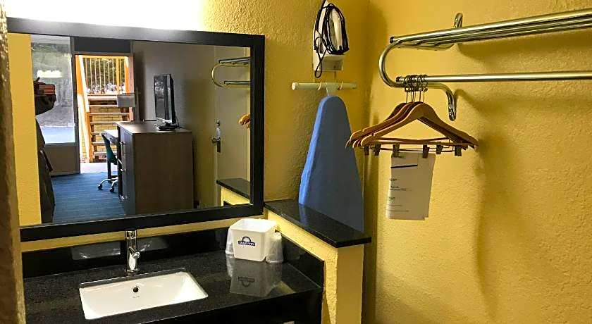 Days Inn by Wyndham Salem, Illinois