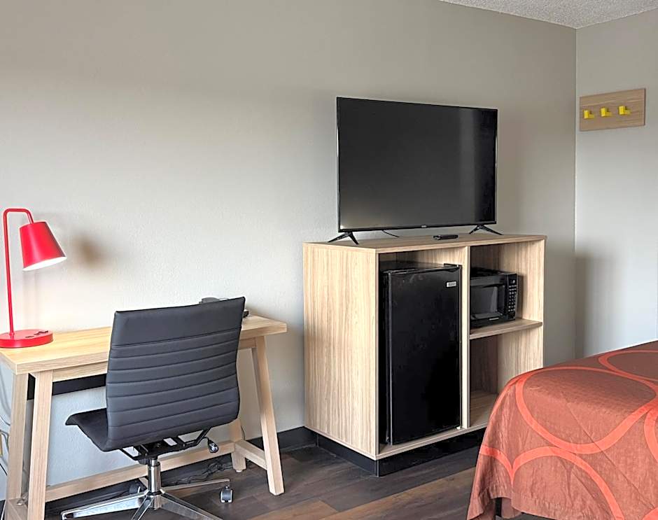 Super 8 by Wyndham Evansville East