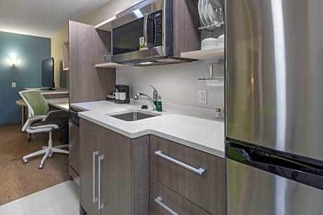 1 King Hearing Accessible Suite Non-Smoking Mountain View