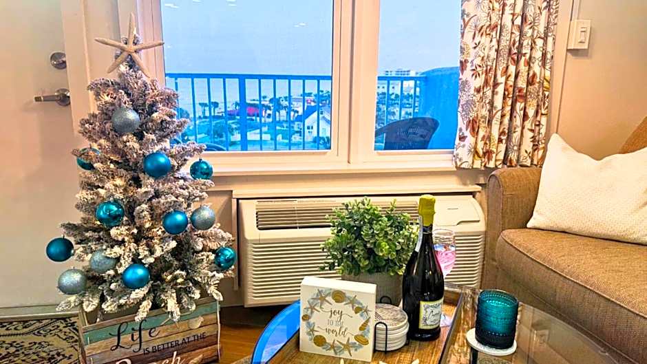 Luxury Beachfront Studio - Private Balcony with Ocean View - Heated Pool - Hot Tub - Tiki Bar - Sauna