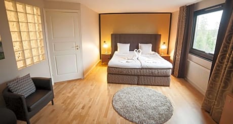 Suite-1 Double Bed - Non-Smoking, Separate Living Room And Bedroom, Hot Tub, Free Internet, Full Breakfast