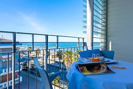 Superior Triple Room with Sea View and Balcony - Annex