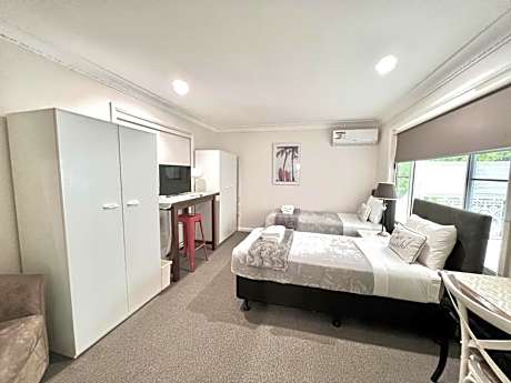 Deluxe Twin Room with Shared Bathroom