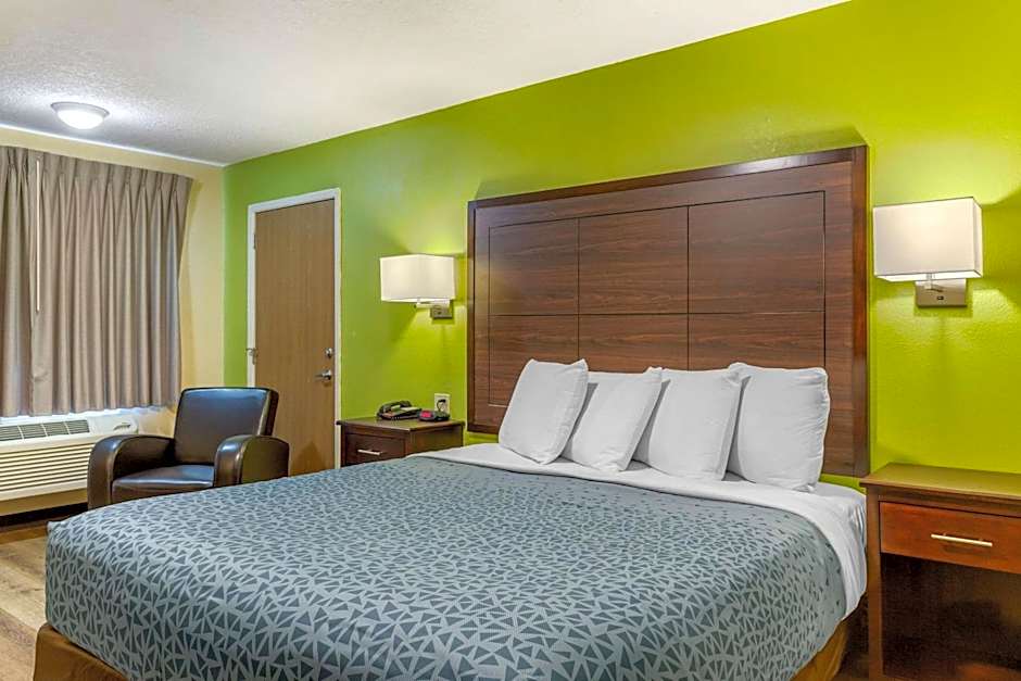 Econo Lodge West - Coors Blvd