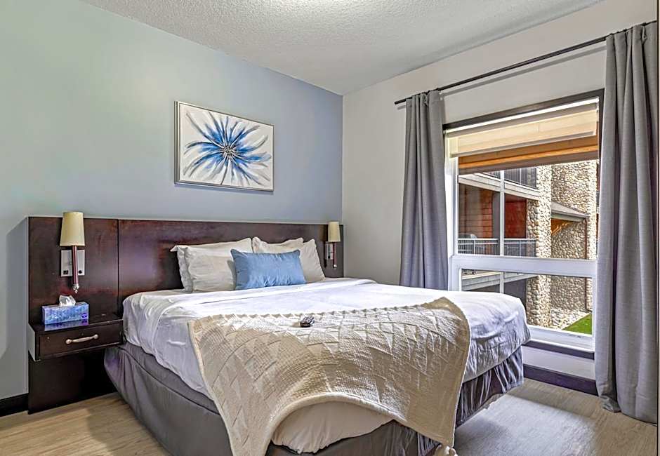 Outstanding Mountain Condo WATERSLIDE and HOT TUB managed by Little Sister Getaways